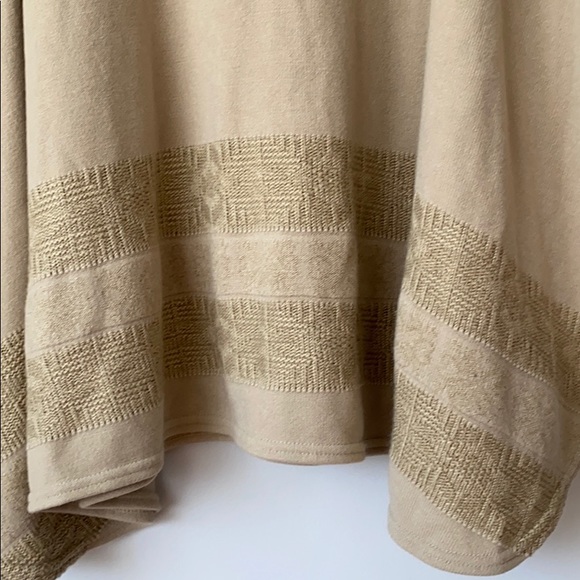 Anahi Tejidos Sweater Poncho made in Ecuador - Picture 7 of 8